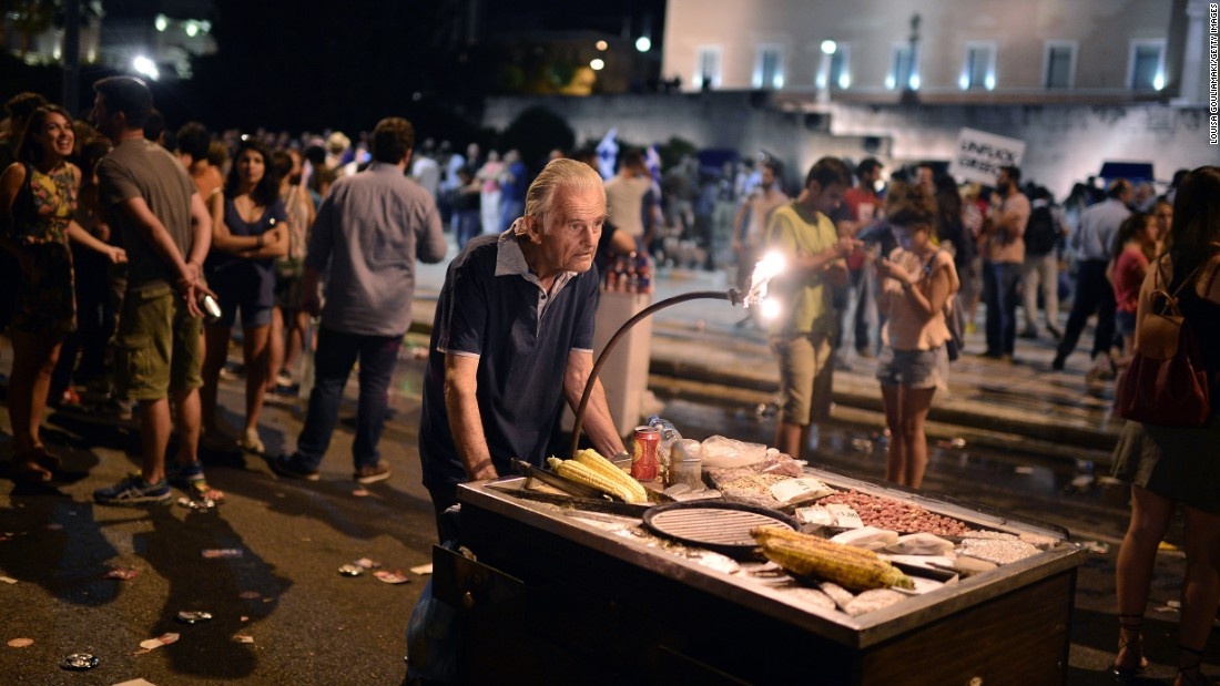 Một ông lão đẩy xe bán ngô tại 