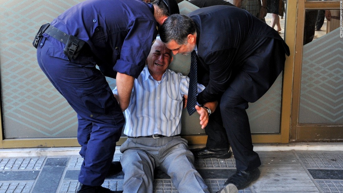 Ông Giorgos Chatzifotiadis (77 tuổi), khóc nức nở bên ngoài một chi nhánh của ngân hàng quốc gia vì không rút được tiền lương hưu ít ỏi.