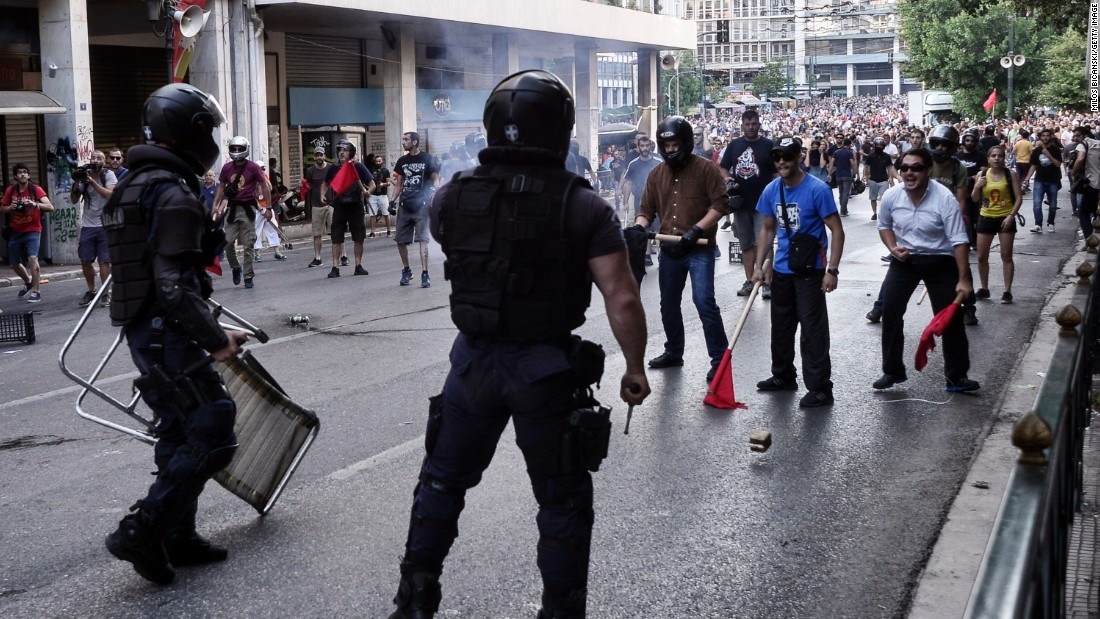 Đám đông người biểu tình phản đối chính sách thắt lưng buộc bụng đối đầu với cảnh sát. 