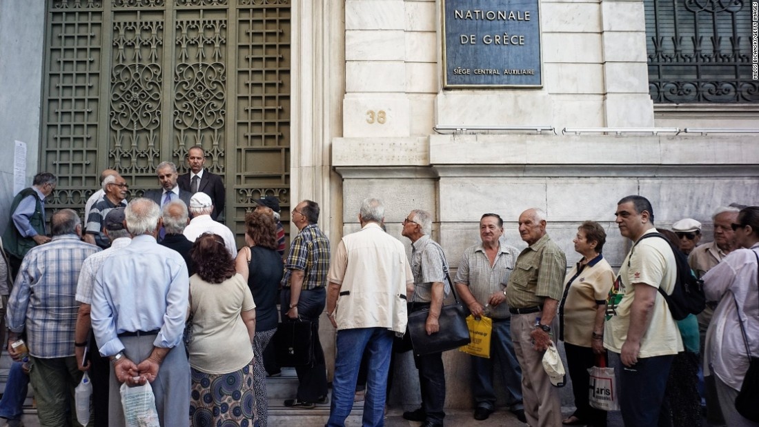Người dân Hy Lạp xếp hàng bên ngoài một nhánh của ngân hàng quốc gia hôm 2/7. 