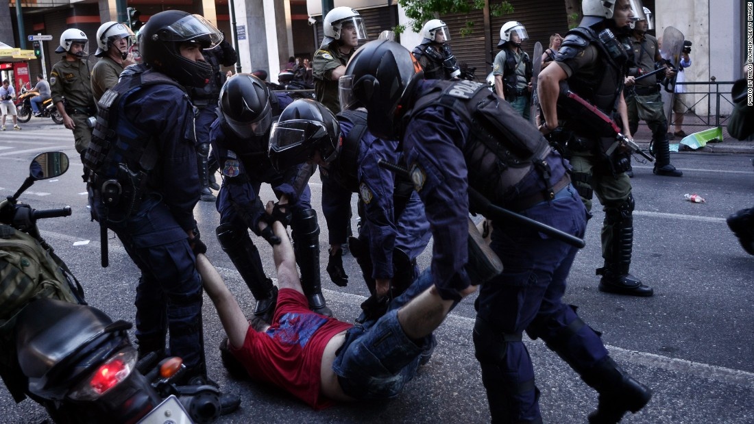 Cảnh sát bắt một người biểu tình.