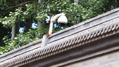 Máy quay gắn trên tường của nhà tù. Ảnh: SCMP