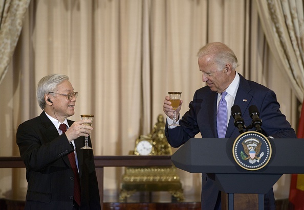 Joe Biden lay Kieu khi noi ve quan he Viet - My hinh anh