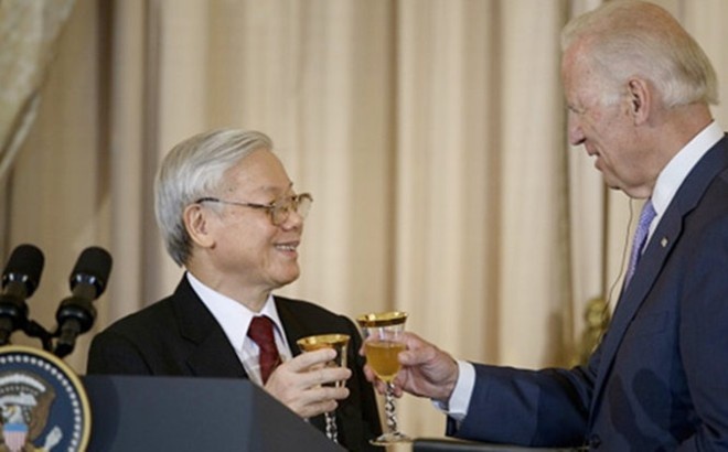 Tổng Bí thư Nguyễn Phú Trọng và Phó tổng thống Joe Biden nâng ly chúc tương lai của Việt - Mỹ. Ảnh: Reuters