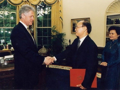 Đại sứ Lê Văn Bàng trình quốc thư lên tổng thống Bill Clinton. Ảnh tư liệu: Lê Văn Bàng