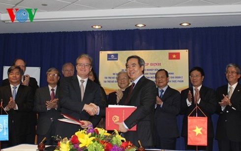 Tổng Bí thư chứng kiến lễ ký kết Hiệp định tín dụng.