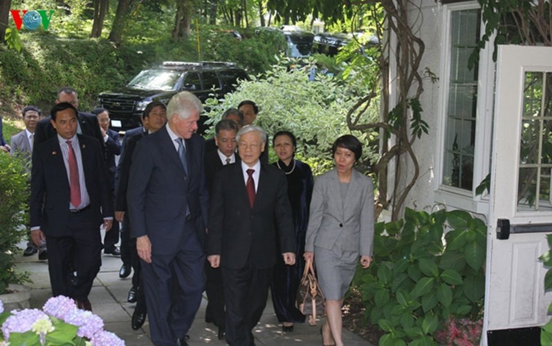 Chiều 10/7 (theo giờ địa phương), Tổng Bí thư Nguyễn Phú Trọng đang ở thăm chính thức Hoa Kỳ đã đến thăm gia đình cựu Tổng thống Hoa Kỳ Bill Clinton tại Kittle House ở thành phố New York.