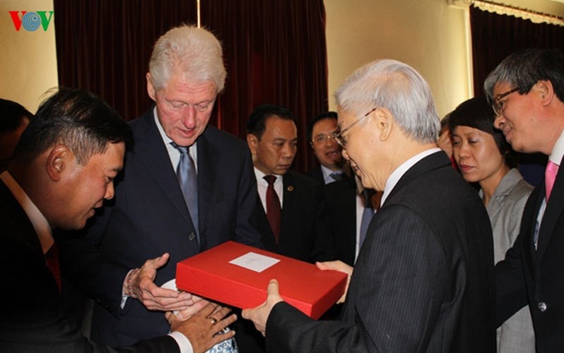 Cựu Tổng thống Clinton cho biết ông tự hào là người có cơ hội tham gia và chứng kiến tiến trình phát triển của hai nước trong 20 năm qua kể từ khi thiết lập quan hệ ngoại giao. 