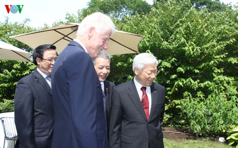 Tổng Bí thư Nguyễn Phú Trọng chân thành cảm ơn tình cảm và những đóng góp quan trọng của cựu Tổng thống Clinton và Phu nhân đối với sự phát triển quan hệ mọi mặt giữa Việt Nam và Hoa Kỳ trong 20 năm qua; bày tỏ luôn coi ông bà Clinton là những người bạn lớn của nhân dân Việt Nam.