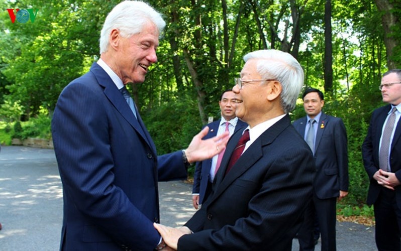 Hinh anh chan tinh giua Tong Bi thu va Bill Clinton hinh anh