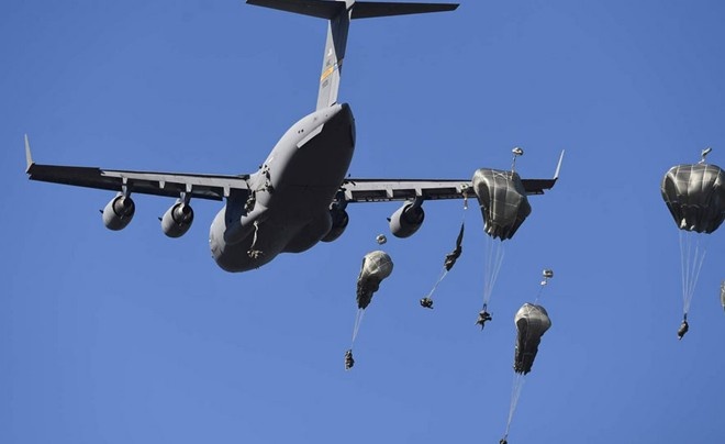 Lính dù Mỹ thuộc Sư đoàn bộ binh 4/25 đổ bộ từ máy bay vận tải quân sự C-17 Globemaster xuống vùng Rockhampton, Australia trong khuôn khổ Talisman Sabre 2015, cuộc tập trận chung giữa Mỹ và Australia. 