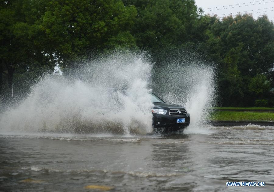 Trước đó, Trung Quốc đã sơ tán khoảng 865.000 người trước khi siêu bão Chan-Hom đổ bộ. Tại tỉnh láng giềng Giang Tô, giới chức đã đưa hơn 46.000 người tới nơi an toàn và yêu cầu 21.691 tàu quay về cảng. Nhiều chuyến bay cũng bị hủy bỏ.