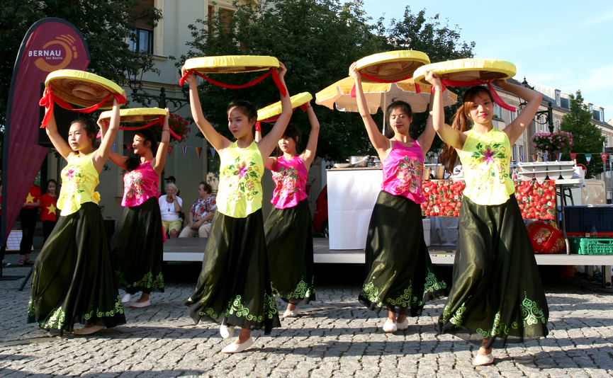 Non quai thao Viet ruc ro tren duong pho Duc hinh anh