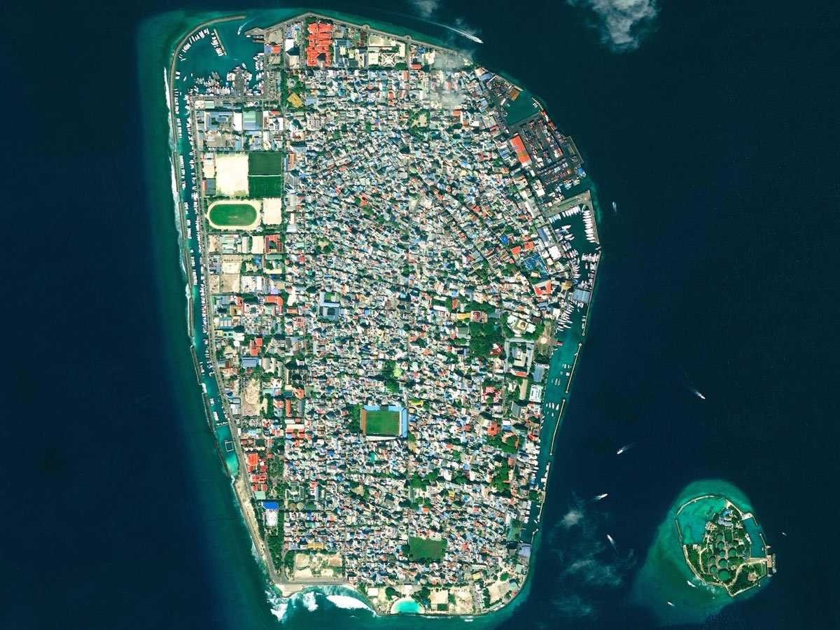 Malé là thủ đô và là thành phố đông dân nhất tại Cộng hòa Maldives. Với hơn 47.000 cư dân/km2, Malé là thành phố có tốc độ đô thị hóa nhanh. Điều này khiến nó trở thành đảo có dân số cao thứ 5 thế giới.