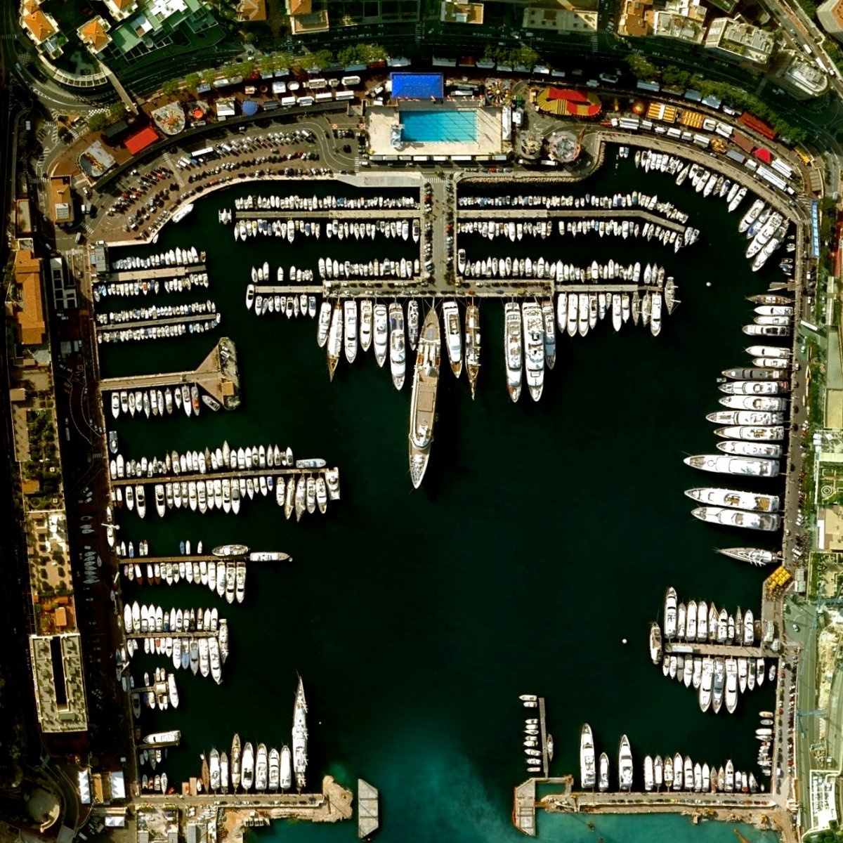 Hercules là cảng nước sâu duy nhất tại Monaco, cung cấp điểm neo đậu cho khoảng 700 tàu. Với diện tích vẻn vẹn 2 km2,  nhưng số dân là 36.371 người, Monaco là quốc gia nhỏ thứ hai nhưng đông dân nhất thế giới.