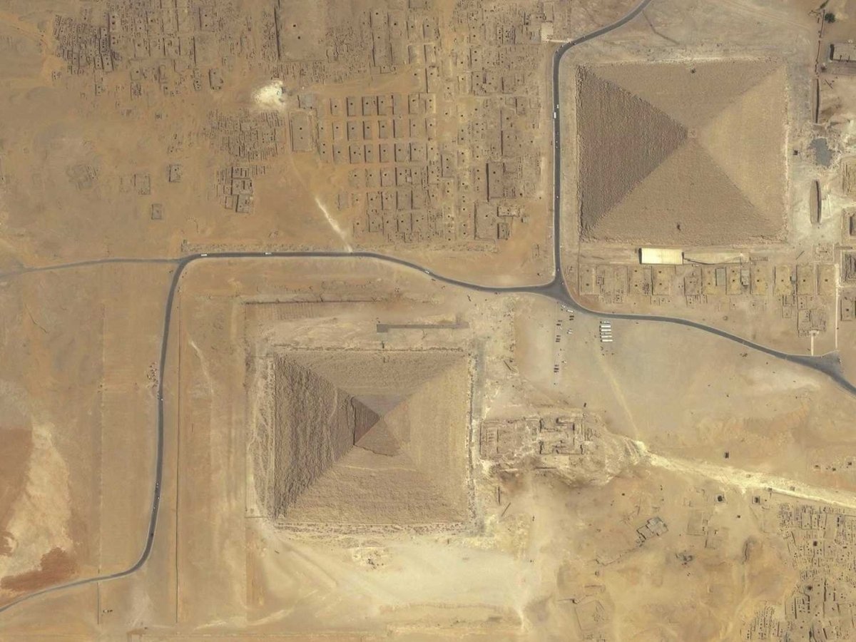 Kim tự tháp Giza tọa lạc ở ngoại ô thủ đô Cairo, Ai Cập. Được xây dựng từ năm 2580 trước Công nguyên, Giza là công trình có niên đại lớn nhất trong 7 kỳ quan của thế giới cổ đại. 