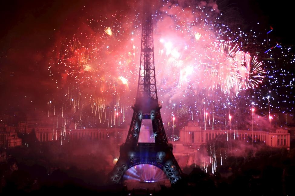 Pháo hoa sáng rực tại khu vực gần tháp Eiffel kết thúc ngày Quốc khánh Pháp.