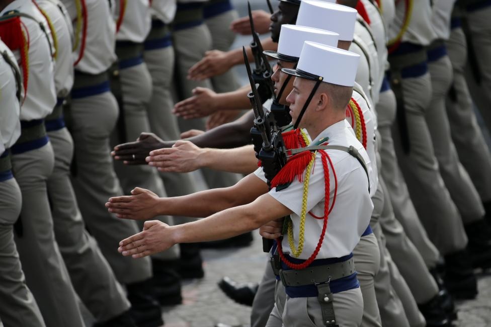 Binh sĩ thuộc quân đoàn Lê dương Pháp di chuyển qua lễ đài.