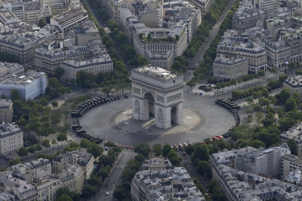 Đoàn xe quân sự đỗ xung quanh Khải Hoàn Môn.