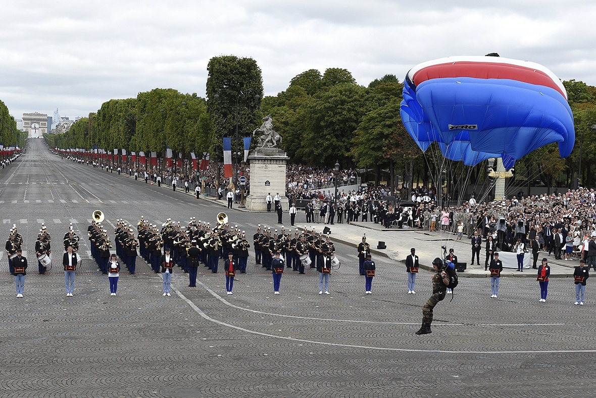 Một lính dù đáp xuống quảng trường Concorde. Ảnh: AFP