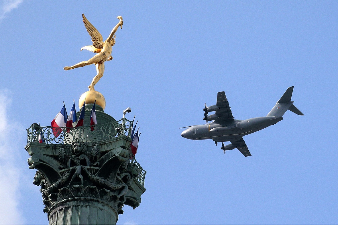 Máy bay vận tải quân sự C-160 bay ngang qua Cây cột Tháng bảy ở quảng trường Bastille.