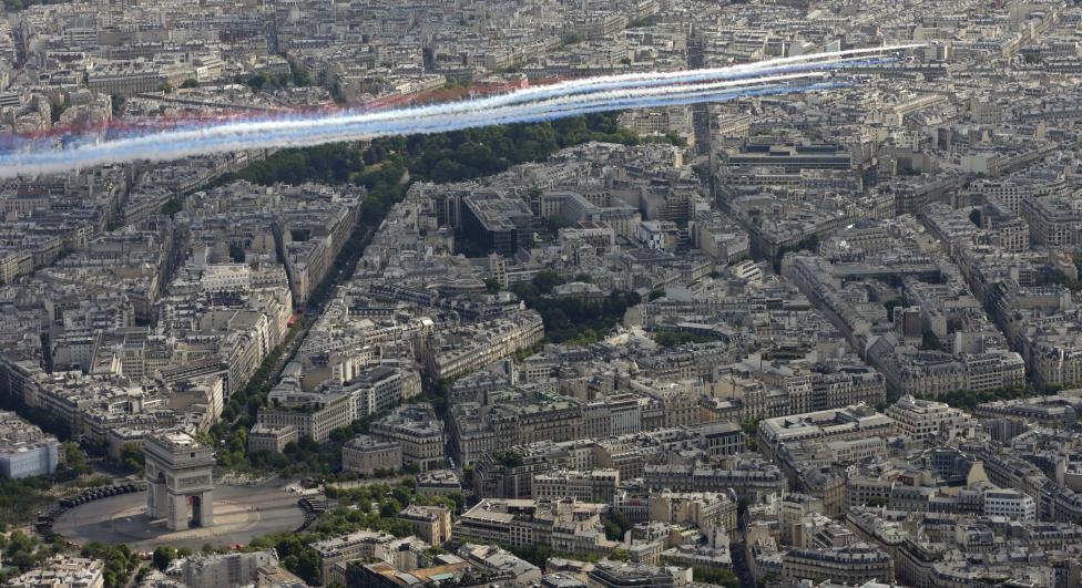 Một góc thủ đô Paris, khu vực Arc de Triomphe và đại lộ Champs-Elysees khi nhìn từ trên cao trong ngày Quốc khánh.