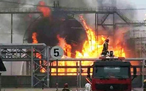 Ít nhất 23 xe tải và 138 lính cứu hỏa lập tức tới hiện trường sau sự cố. Đội cứu hỏa ở thành phố Thanh Đảo cũng được điều động tới dập tắt đám cháy. Họ đã mất 6 tiếng để kiểm soát ngọn lửa dữ dội.