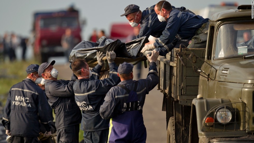 Đội cứu hộ đưa thi thể nạn nhân MH17 lên xe tải để rời khỏi hiện trường vào ngày 19/7/2014 - hai ngày sau tai nạn xảy ra. Ảnh: CNN