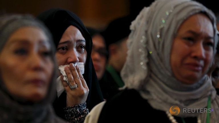 Thân nhân hành khách MH17 không thể ngăn nỗi xúc động trong buổi lễ tưởng niệm nạn nhân một năm sau thảm kịch 