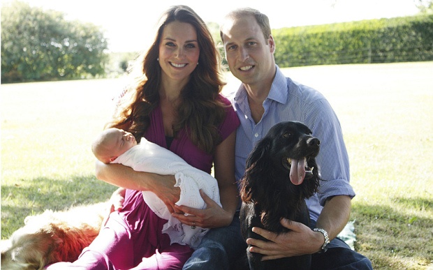 Gia đình nhỏ gồm Hoàng tử William, Công nương Kate và tiểu Hoàng tử George chụp ảnh tại nhà bố mẹ Kate ở Berkshire (Anh) hồi đầu tháng 8. Chú chó Lupo và Tilly cũng có mặt trong ảnh. Ảnh Dailymail.