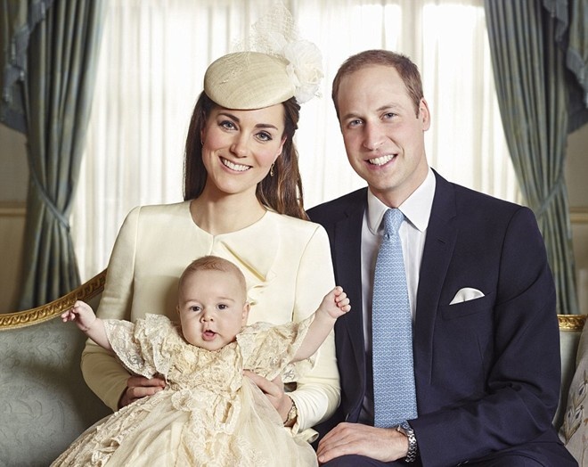 Chân dung gia đình nhỏ của Hoàng tử William - Kate trong lễ rửa tội Hoàng tử George. Hoàng tử nhỏ George kháu khỉnh, bụ bẫm, đáng yêu lúc 3 tháng tuổi.