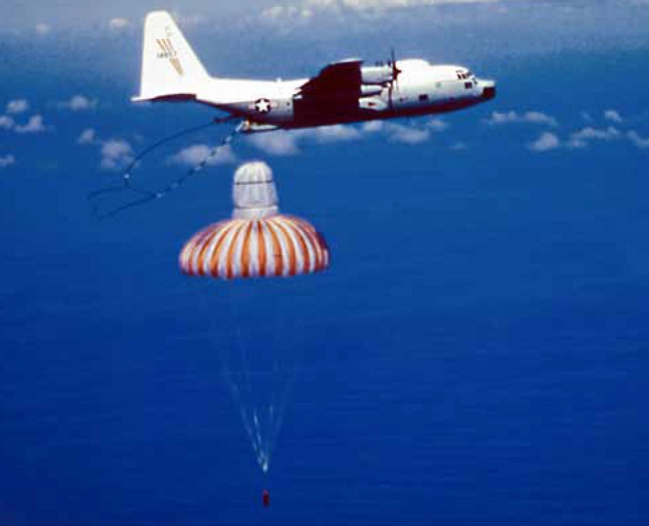 Đội kỵ binh thử nghiệm số 6493/ Nhóm thử nghiệm 6594 tồn tại từ năm 1958 tới 1986. Nhiệm vụ của các thành viên trong các đơn vị không quân này là di chuyển tới Hawaii và bắt những hộp đựng phim rơi từ các vệ tinh do thám đầu tiên của Mỹ. Các vệ tinh – một phần trong chương trình Corona – quay quanh trái đất và chụp ảnh về Liên Xô. Sau đó, chúng sẽ thả các cuộn phim trên vùng biển Thái Bình Dương – nơi phi công cố gắng đón lấy.