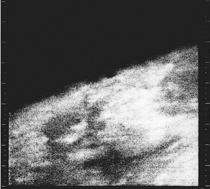 Ngày 14/7/1965, tàu vũ trụ Mariner 4 ghi hình và truyền tải cận cảnh hơn 1,3 triệu km2 trên bề mặt sao Hỏa. 