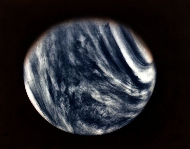 Ngày 3/11/1973, tàu thăm dò Mariner 10 bắt đầu thực hiện nhiệm vụ nghiên cứu bầu khí quyền và gió mặt trời ở sao Kim. Vài tháng sau, ngày 5/2/1974, Mariner 10 truyền hình ảnh về “người hàng xóm” của trái đất sau khi di chuyển khoảng 5.767 km quanh nó.