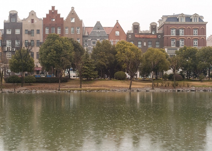 Vẻ hoang vắng của Holland Town chạy dọc một con kênh ở ngoại ô thành phố Thượng Hải.  Theo Guardian, Ủy ban Kế hoạch Thượng Hải thông qua dự án “một thành phố, 9 thị trấn” vào năm 2001. Theo đó, hàng loạt công trình xây dựng mang phong cách châu Âu mọc lên như nấm tại các vùng ngoại ô của thành phố đông dân nhất Trung Quốc. 
