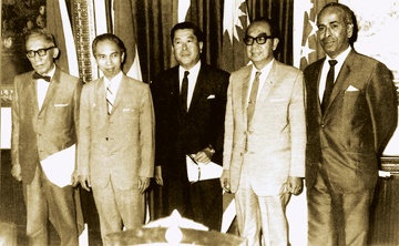 Ngày 8/8/1967, tại Bangkok (Thái Lan), Hiệp hội các quốc gia Đông Nam Á (ASEAN) được thành lập với 5 thành viên ban đầu gồm Indonesia, Thái Lan, Philippines, Malaysia và Singapore.  Mục tiêu của tổ chức là tăng cường hợp tác kinh tế, văn hoá - xã hội giữa các nước thành viên, tạo điều kiện cho các nước hội nhập sâu hơn với khu vực và thế giới.