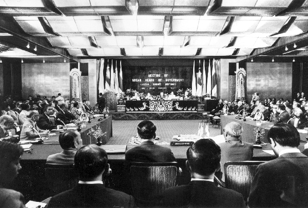 Ngày 24/2/1976, tại Bali, Indonesia, nguyên thủ quốc gia các nước ASEAN ký Hiệp ước Thân thiện và Hợp tác ở Đông Nam Á (Hiệp ước Bali) nhằm thúc đẩy hòa bình vĩnh viễn, tình hữu nghị và hợp tác lâu bền giữa nhân dân các bên tham gia Hiệp ước, góp phần tăng cường sức mạnh, tình đoàn kết và quan hệ chặt chẽ hơn giữa các nước Đông Nam á. Ảnh Tư liệu