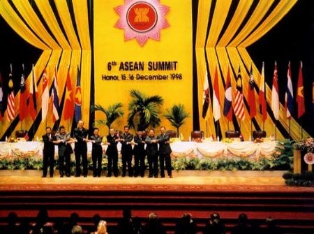 Từ Hội nghị Cấp cao ASEAN lần thứ 10 (năm 2004), lãnh đạo các nước ASEAN đã nhất trí xây dựng bản Hiến chương ASEAN. Tại Hội nghị Cấp cao ASEAN lần thứ 13 (năm 2007), lãnh đạo các nước ASEAN đã ký thông qua Hiến chương ASEAN và ra Tuyên bố chung khẳng định quyết tâm hoàn tất việc phê chuẩn Hiến chương trong vòng một năm.  Trong ảnh là