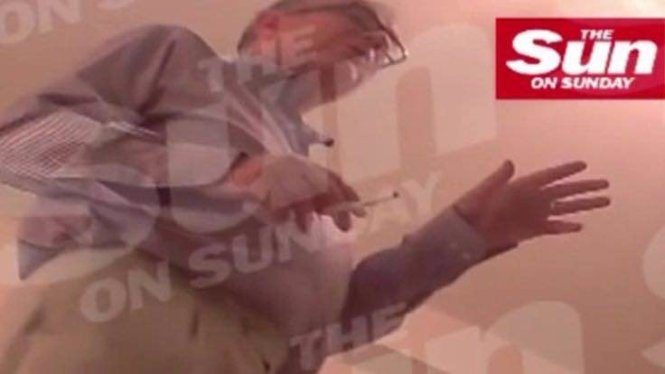 Nghi si Anh bi to hut ma tuy tren nguc phu nu hinh anh