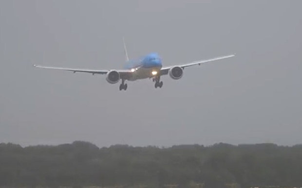 Canh may bay chao dao khi ha canh trong bao lon hinh anh