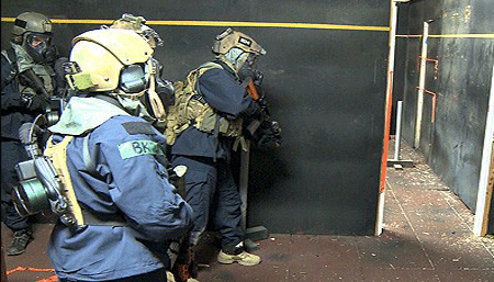 Doi hinh trong mo chuyen giai cuu con tin cua FBI hinh anh