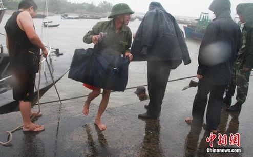 Giai cuu 48 thuyen vien Viet Nam mac ket do bao hinh anh