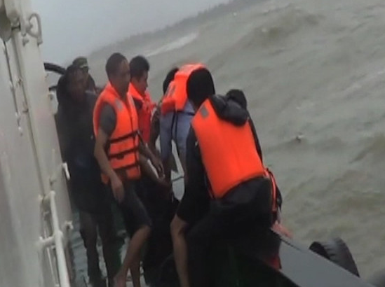 Canh giai cuu cac thuyen vien mac ket vi bao hinh anh