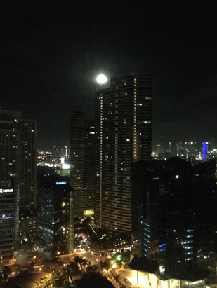 Hình ảnh trăng tròn xen giữa các tòa nhà chọc trời tại thủ đô Manila của Philippines. Ảnh: Twitter