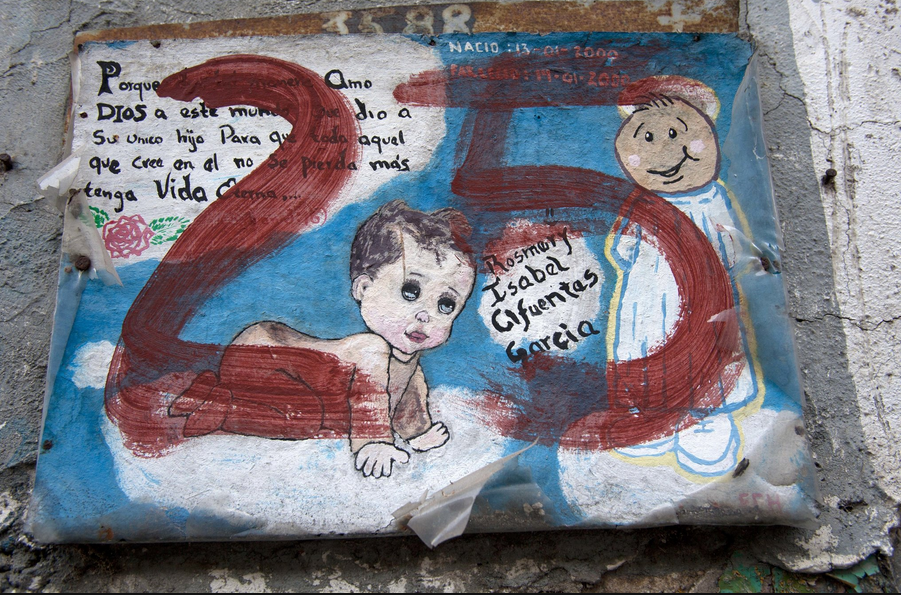 Con số đỏ đánh dấu xương cốt nằm trong mộ là của bé Rosemary Izabel Cifuentes Garcia. 