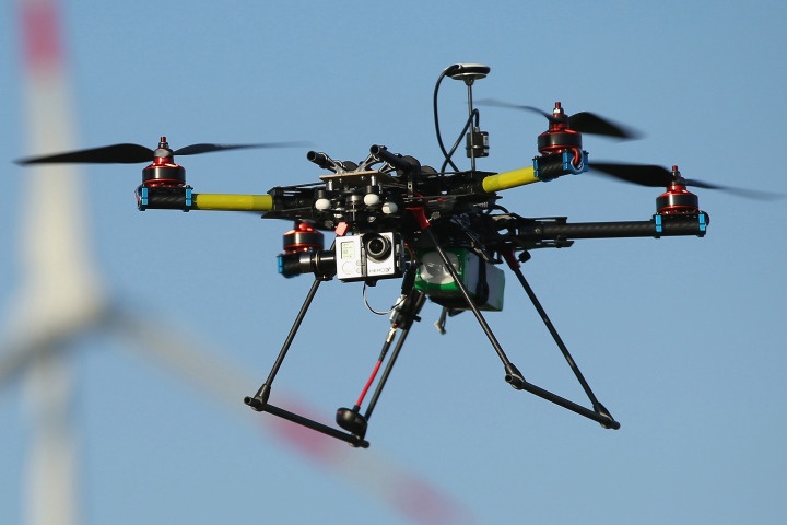 Au da vi may bay khong nguoi lai tha heroin xuong san tu hinh anh