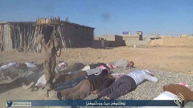 Phiến quân ra lệnh cho người dân thị trấn Sinjar nằm dưới đất rồi xả súng. Ảnh: Daily Mail