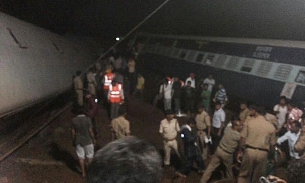 2 tau An Do trat banh do mua lon, it nhat 20 nguoi chet hinh anh