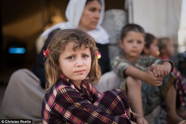 Be gai bi mu vi soc truoc canh IS ban me hinh anh