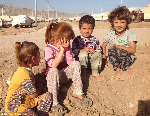 Hơn một nửa số người trong trại tị nạn ở miền bắc Iraq là trẻ em. Ảnh: Daily Mail